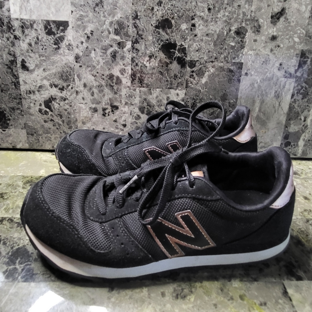 New Balance 311 Womens Running Shoes Size 7 Black Suede Athletic WL311AAN.